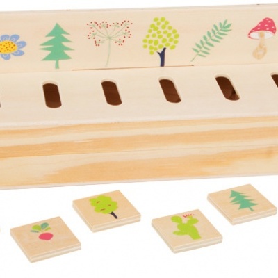 Jogo educativo em madeira com peças decoradas com plantas e cogumelos.