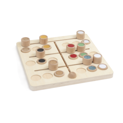 Jogo de tabuleiro e peças de madeira coloridas