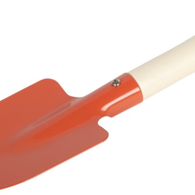 Enxada de jardim vermelha com cabo de madeira