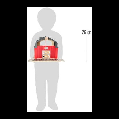 Brinquedo de casa de celeiro vermelha em madeira com molduras pretas e brancas, segurado por criança com medida 26 cm