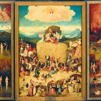 Tríptico pintado renascentista com cenas humanas, animais e fantásticas em cores vivas