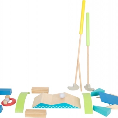 Jogo de mini golfe de madeira com tacos e peças coloridas