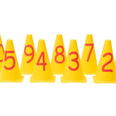 Cones amarelos numerados de 0 a 10 em plástico