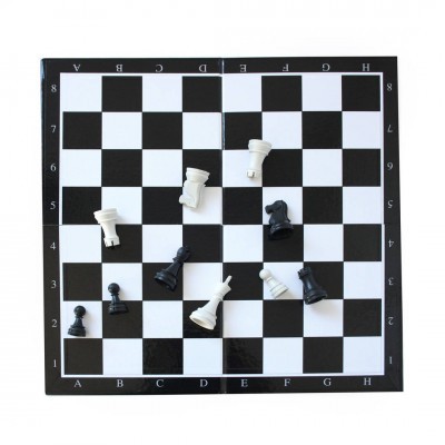 Tabuleiro de xadrez com peças em plástico preto e branco espalhadas