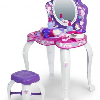 Penteadeira infantil rosa e roxa com espelho oval e banquinho.