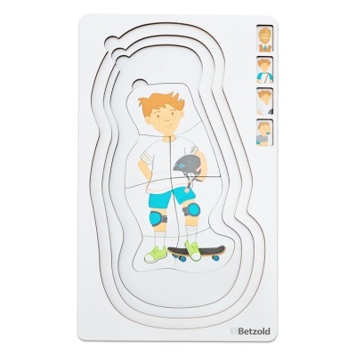 Puzzle de madeira ilustrando menino com skate e equipamentos de proteção.
