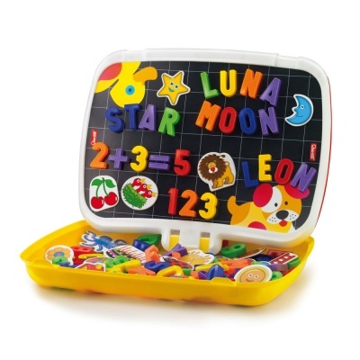 Estojo amarelo com letras e números magnéticos coloridos e tampa interna preta com padrões de grelha