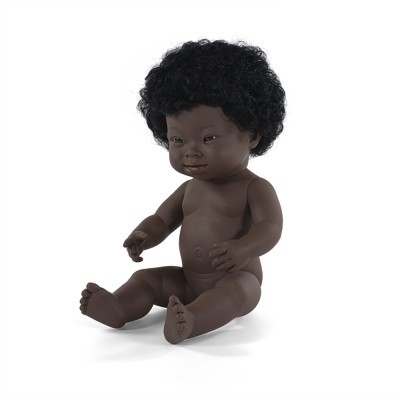 Boneco de bebé com pele castanha escura e cabelo afro negro sentado