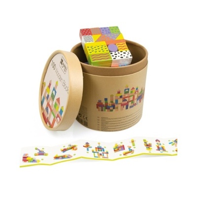 Caixa cilíndrica de blocos de construção de madeira coloridos com guia de instruções