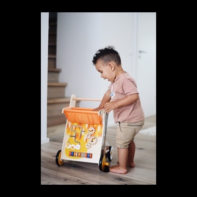 Carrinho de empurrar de madeira para crianças com painel frontal colorido e rodas pretas