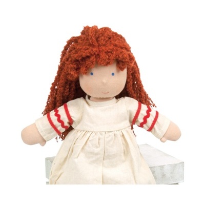 Boneca de pano com cabelo vermelho e vestido branco.