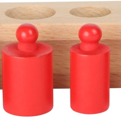 Conjunto de peças cilíndricas vermelhas com base de madeira para encaixe