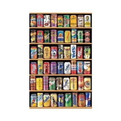 Conjunto de latas de refrigerante coloridas organizadas em prateleiras