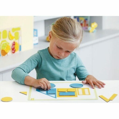 Criança a jogar com peças de encaixar azuis e amarelas