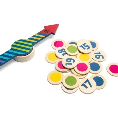 Seta de madeira colorida e discos redondos com números sobre fundo branco