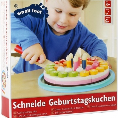 Brinquedo para brincar de cortar bolo de aniversário colorido com menino a brincar