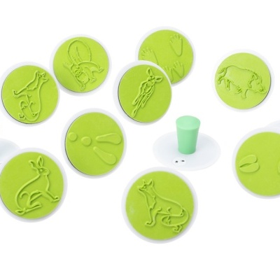 Carimbos verdes e brancos com desenhos de animais em relevo