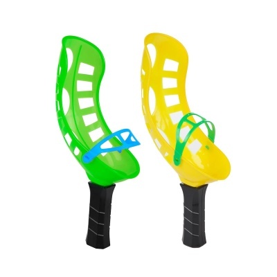 Dois lançadores de brinquedo coloridos com pega preta.