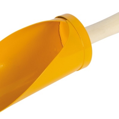 pá amarela com cabo de madeira