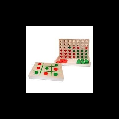 Jogos em madeira com peças vermelhas e verdes, incluindo jogo da velha e ligar 4.