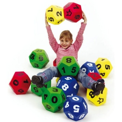Criança rodeada por dados grandes coloridos numerados