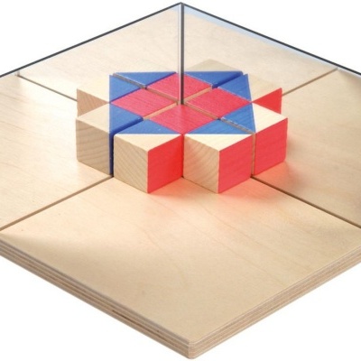 Blocos de madeira coloridos em base de madeira com espelhos verticais