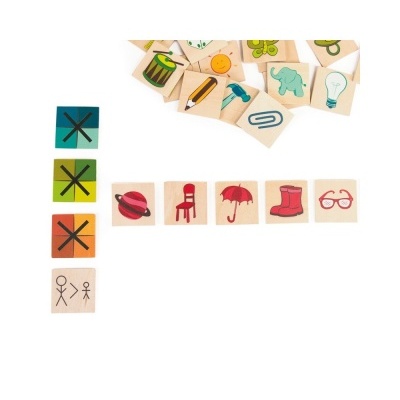 Peças de madeira coloridas com desenhos variados sobre fundo branco