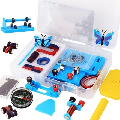 Kit escolar com peças de ciência, ímanes, bússola, rodas e clipes numa caixa transparente