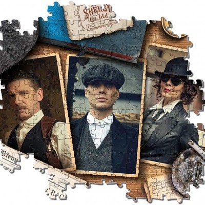 Quebra-cabeças com pessoas em roupas vintage e texto SHELBY CO LTD