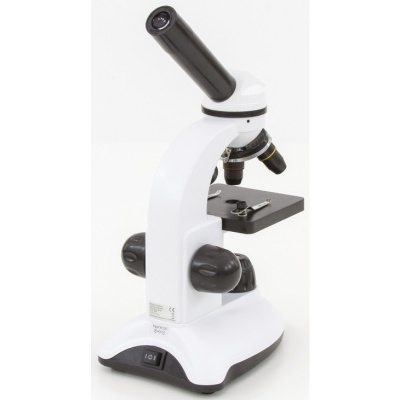 Microscópio branco e preto com plataforma preta e três objetivas coloridas