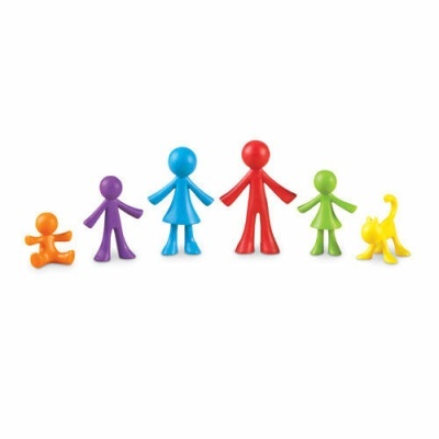 Figuras coloridas de plástico representando uma família e um cão