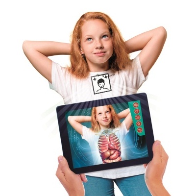 Tablet a mostrar imagem de raio-x do tórax de rapariga ruiva com braços atrás da cabeça