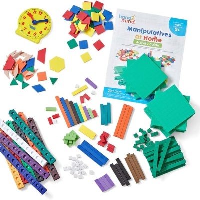 Conjunto educativo de peças manipulativas coloridas e guia de atividades