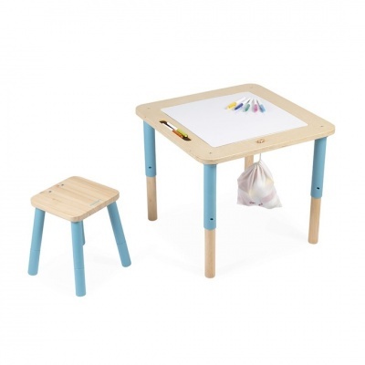 Mesa infantil de madeira com tampo branco e banco azul claro e madeira