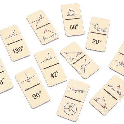 Peças de madeira com esquemas geométricos e ângulos