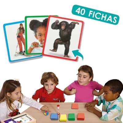 Crianças a jogar jogo de cartas com imagens coloridas e timer de areia