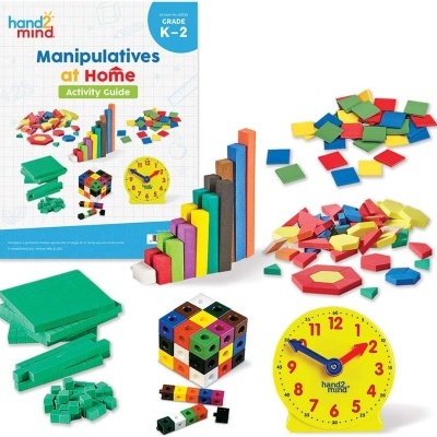 Conjunto educativo manipulative com guia de atividades, blocos de madeira coloridos, relógio amarelo e peças verdes