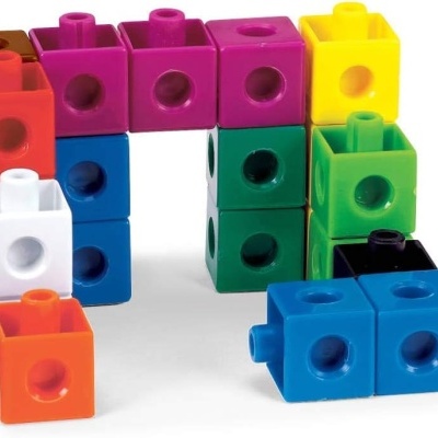 Blocos de plástico coloridos empilhados formando um arco