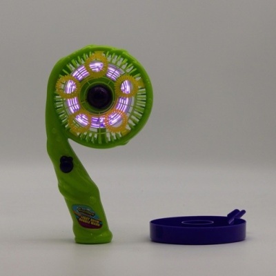 Ventoinha portátil verde com luzes LED coloridas e tampa roxa no chão
