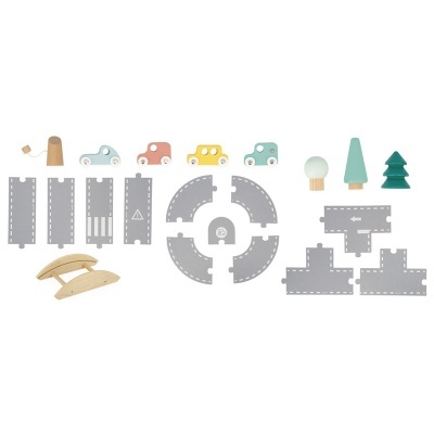 Peças de estrada em madeira e cortiça com carros, árvores, candeeiro e várias pistas de estrada cinzentas