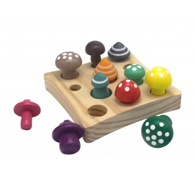 Tabuleiro de madeira com peças de madeira coloridas em forma de cogumelos