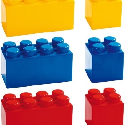 Seis blocos tipo Lego em amarelo, azul e vermelho em fundo branco