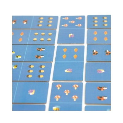 Cartas azuis com desenhos de abelhas, joaninhas, cogumelos e cenouras