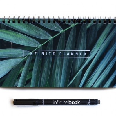 Plano semanal spiralado com capa verde e caneta preta