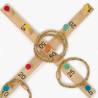 Jogo de argolas de madeira com pinos coloridos e cordas de sisal.