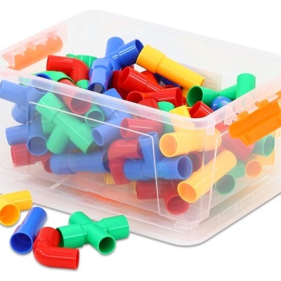 Recipiente transparente com peças de encaixe coloridas