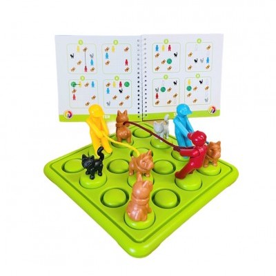 Jogo de tabuleiro verde com cães e bonecos coloridos, manual aberto ao fundo