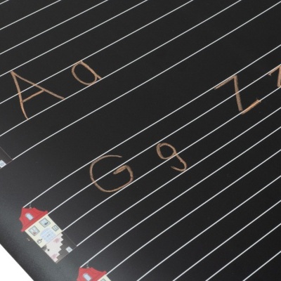 Caderno preto com linhas brancas, casas vermelhas e letras escritas a giz castanho.