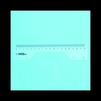 Régua transparente de plástico com medidas em centímetros sobre fundo azul claro