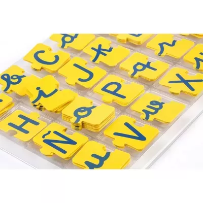 Peças amarelas com letras azuis em suporte transparente